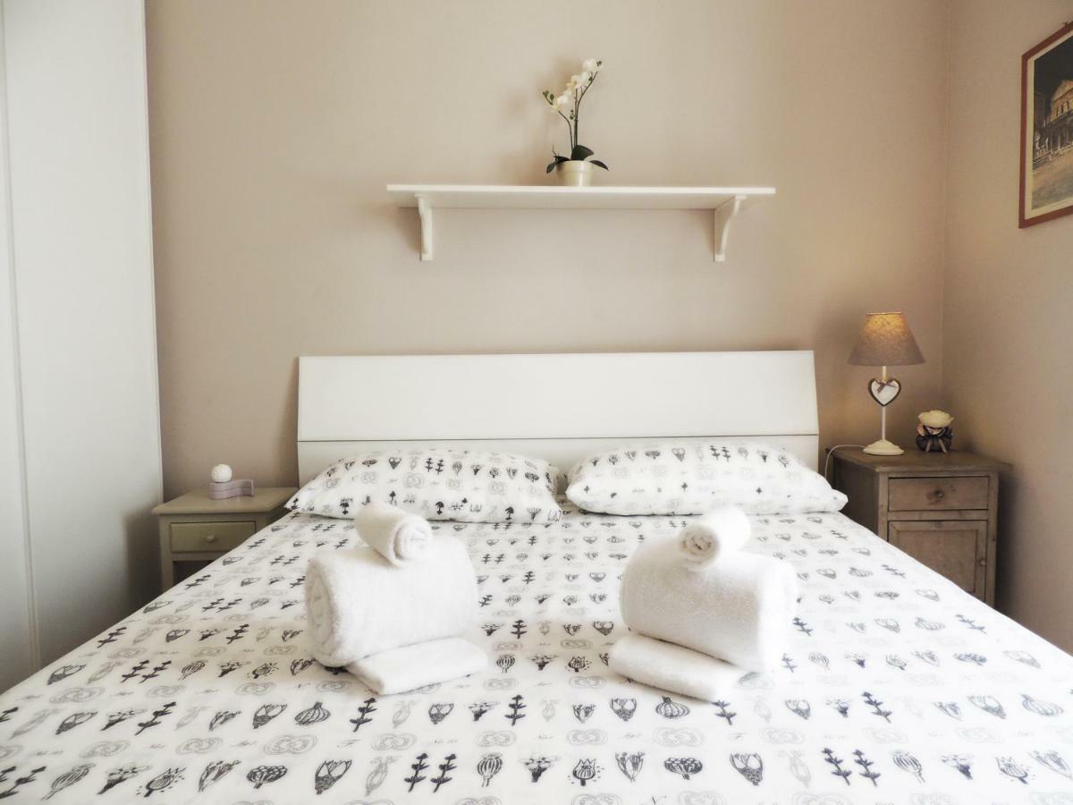 Giulia's In Vatican Apartment *