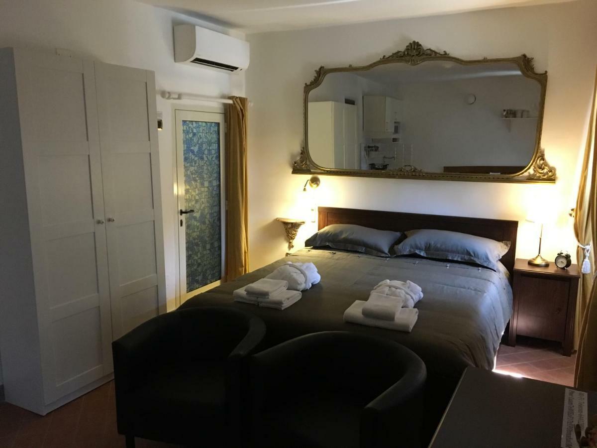 M9 Pantheon Attic 10 Rome
