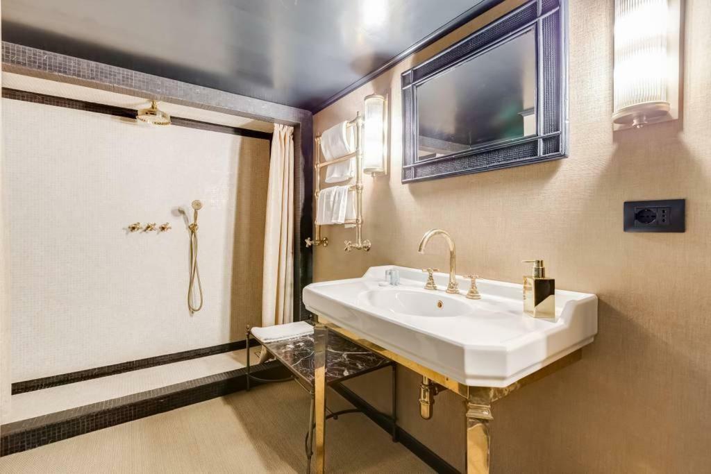 Luxurious Loft Facing The Pantheon Rome
