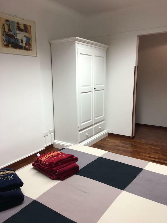 Family & Friends In Apartment *