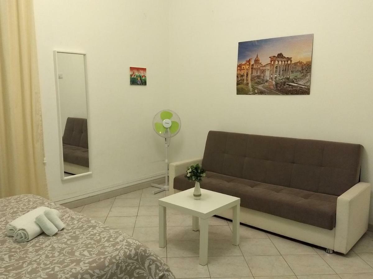 Amoraroma, Economy With Shared Bathrooms