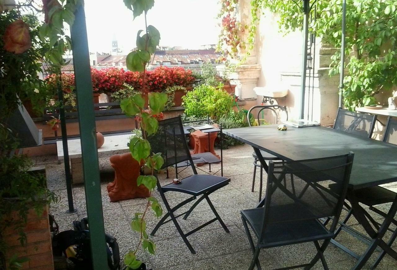 Apartment Elegant Attic With Terrace 1 Mt Subway. Nidoluisa