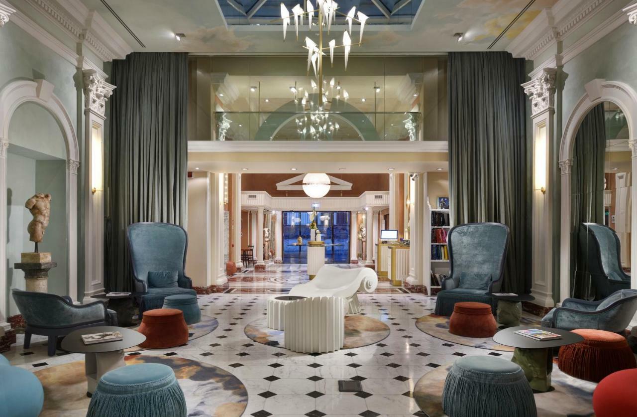Leon's Place In Hotel