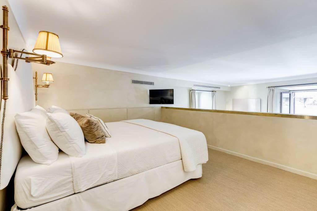Luxurious Loft Facing The Pantheon Rome