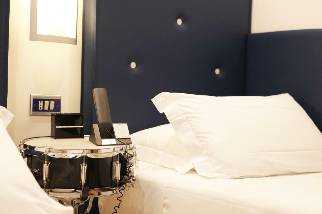 Franklin Feel The Sound Hotel