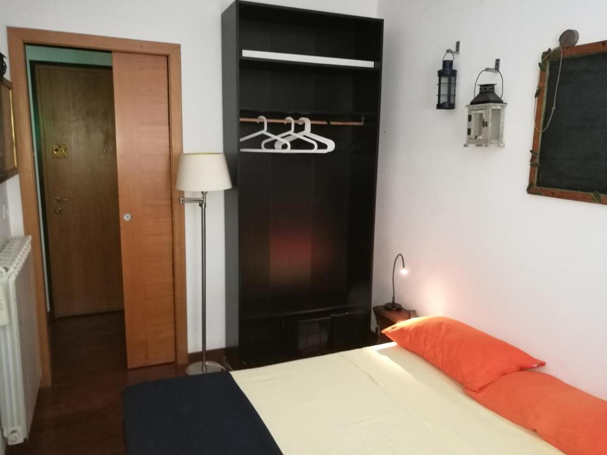 Metro Jonio Double With Bathroom Homestay *