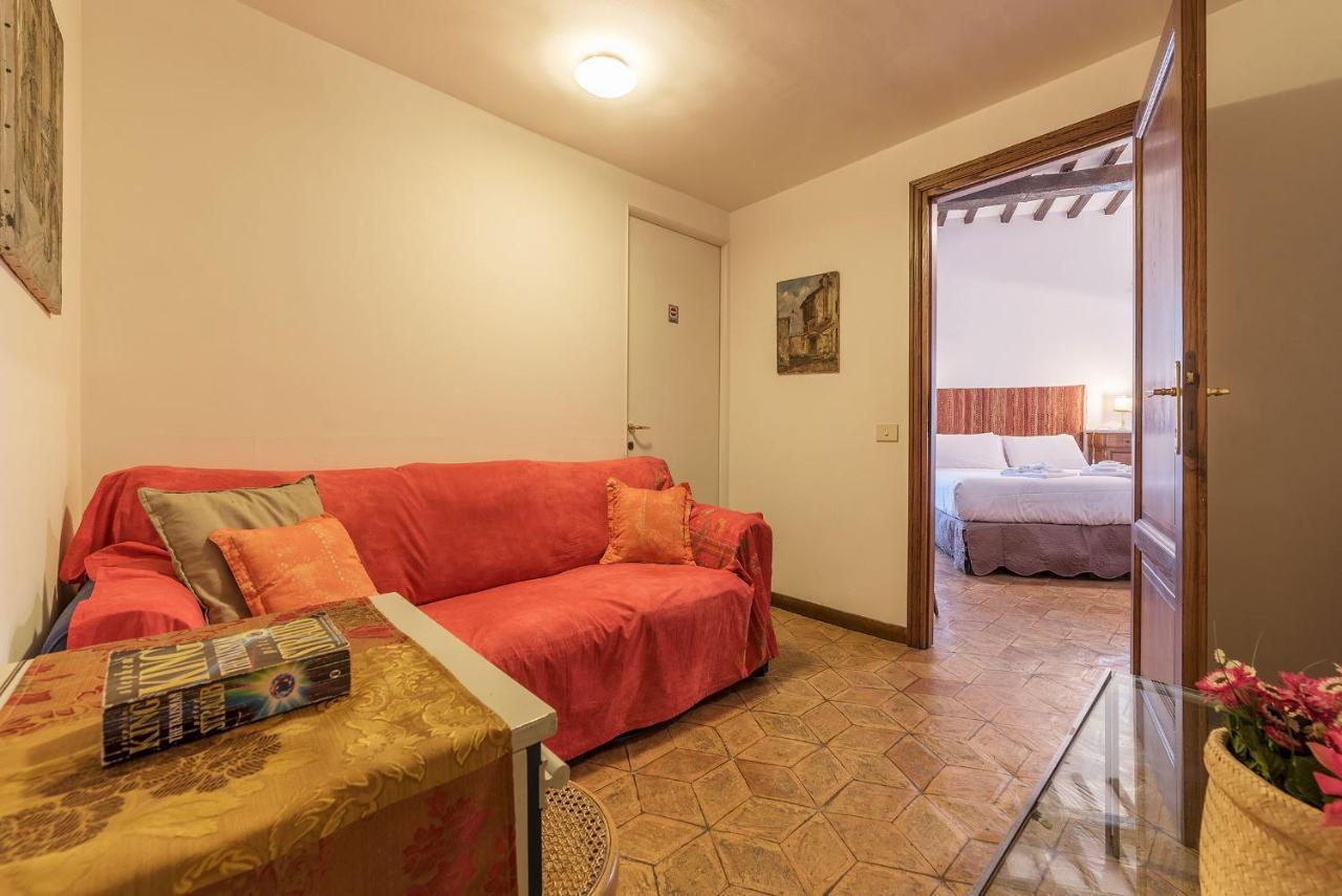 By The Charming Piazza Navona - Fromhometorome Appartement