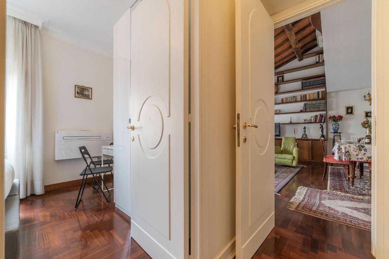 Quiet And Classic On Two Floors, By Trevi Fountain - Fromhometorome Rome