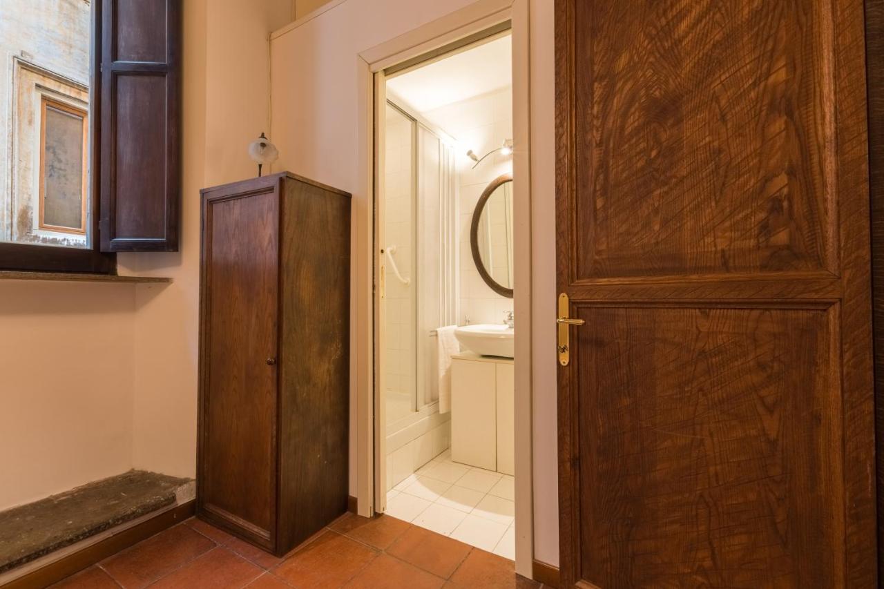 Apartment Secret Coronari Rome