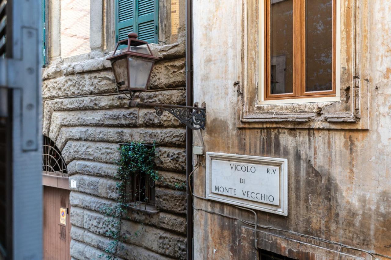 Apartment Secret Coronari Rome