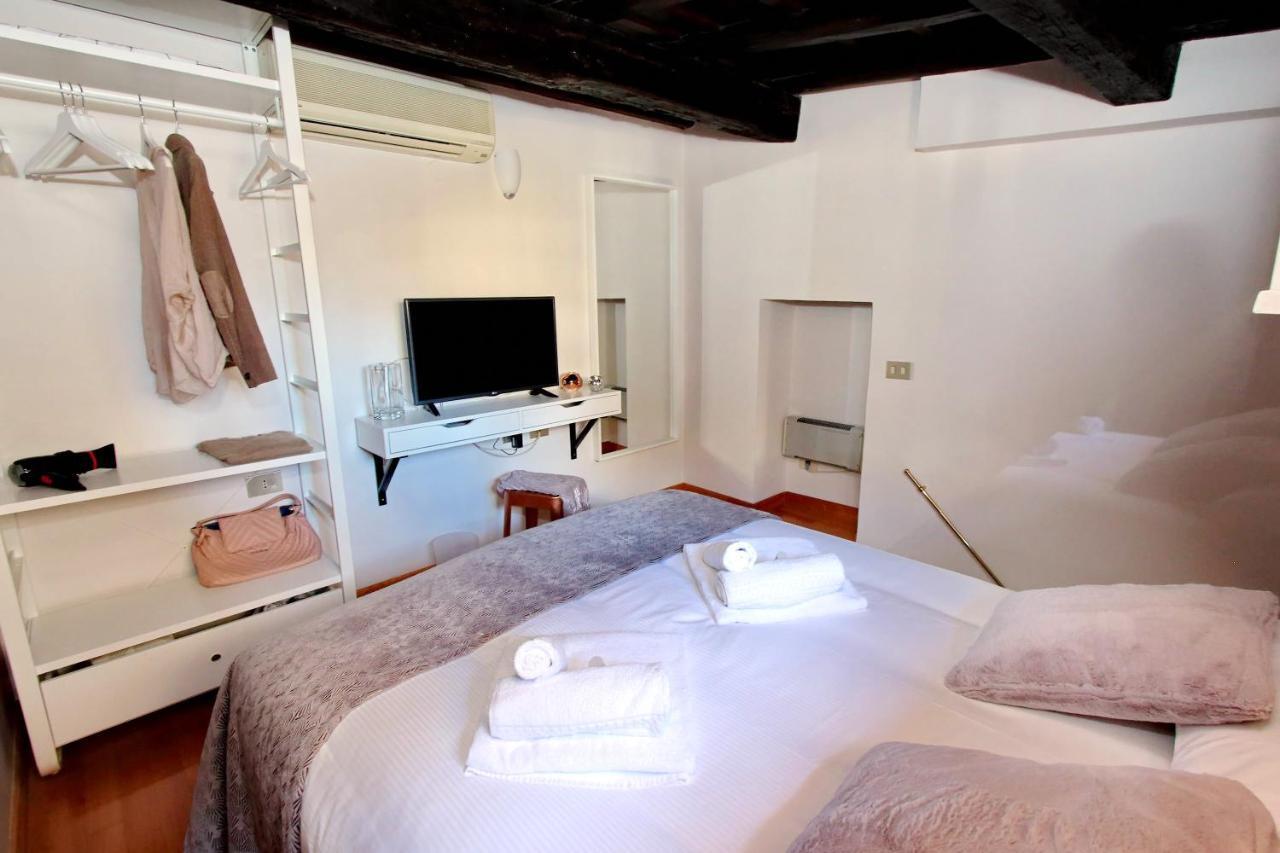 Rent In Trevi Fountain *