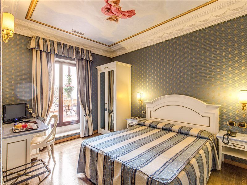 La Lumiere Di Piazza Di Spagna 3*