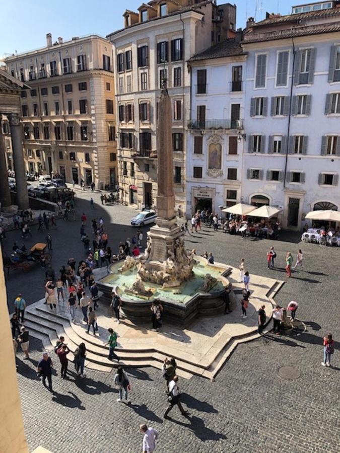The Pantheon Eyes Roma
