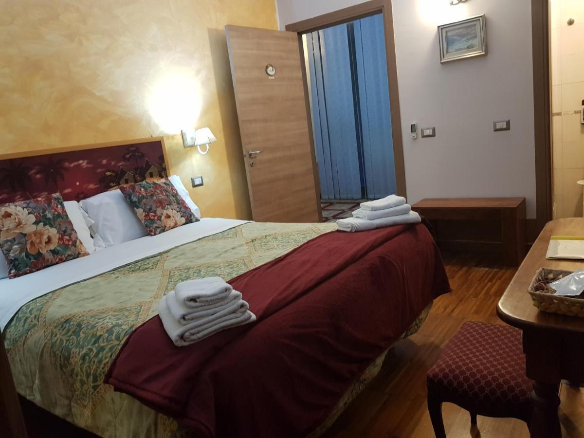 Aurelia Garden Gold Rome