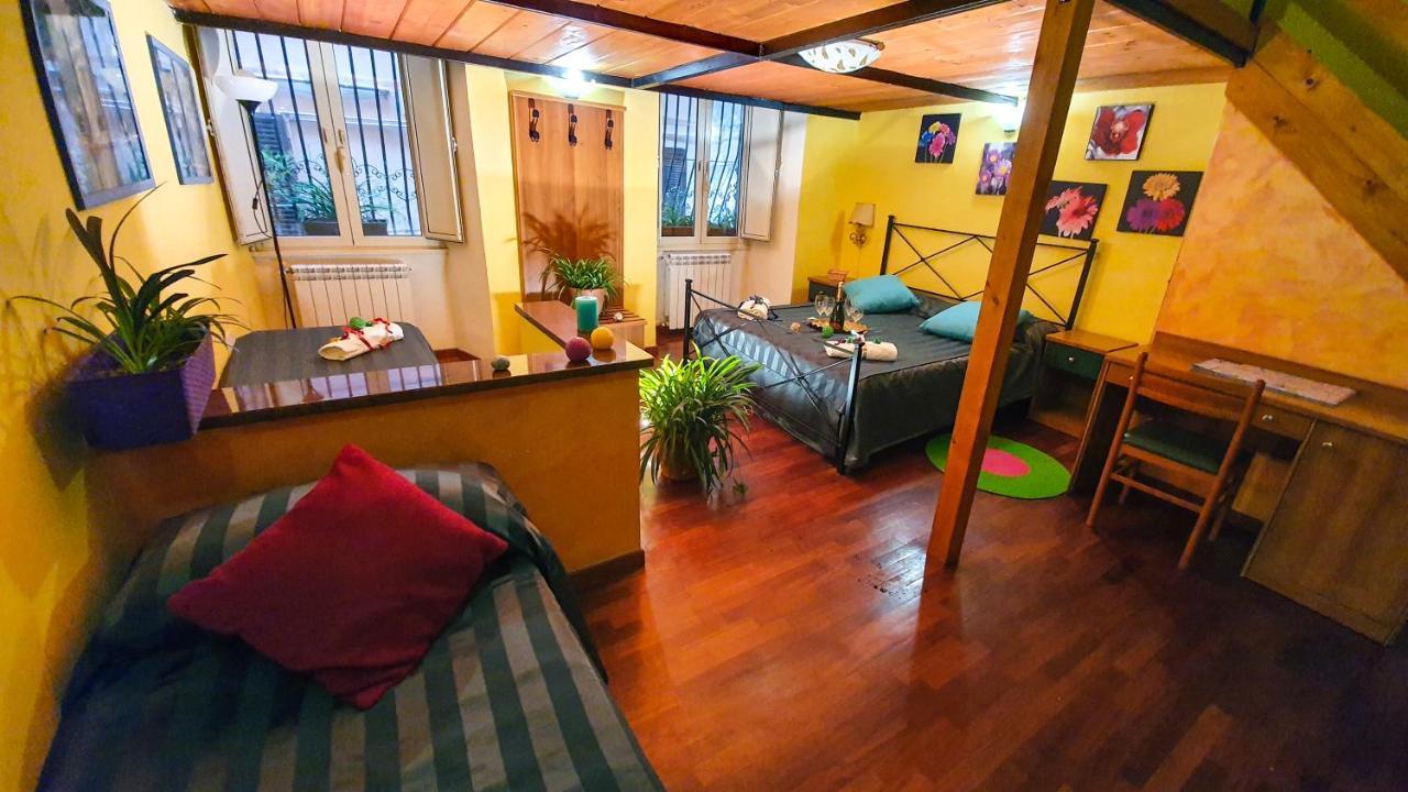 Guest house La Casa Verde Roma - Free Secure Parking If You Book 3 Nights Rome