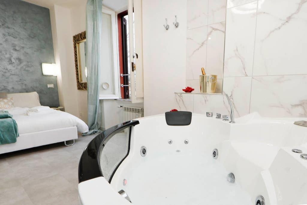 White Panoramic Jacuzzi Trastevere - Collection Apartment Rome