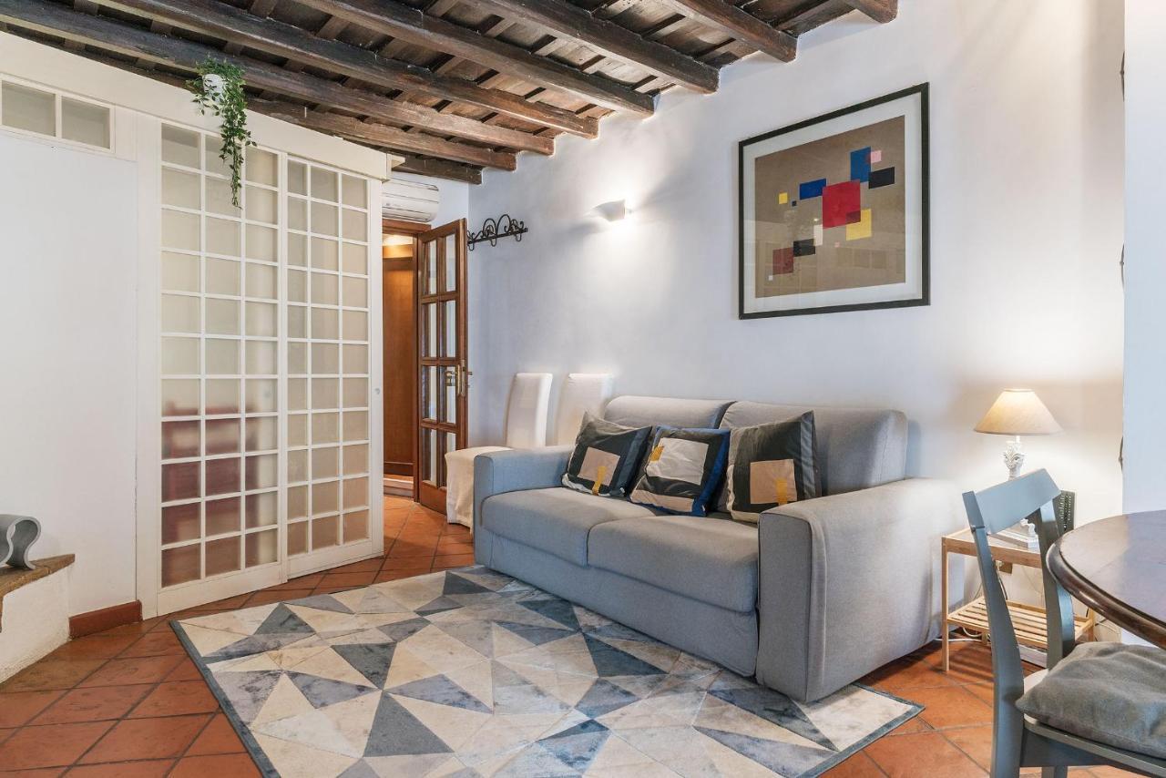 Stylish Flat Domus Aurea *