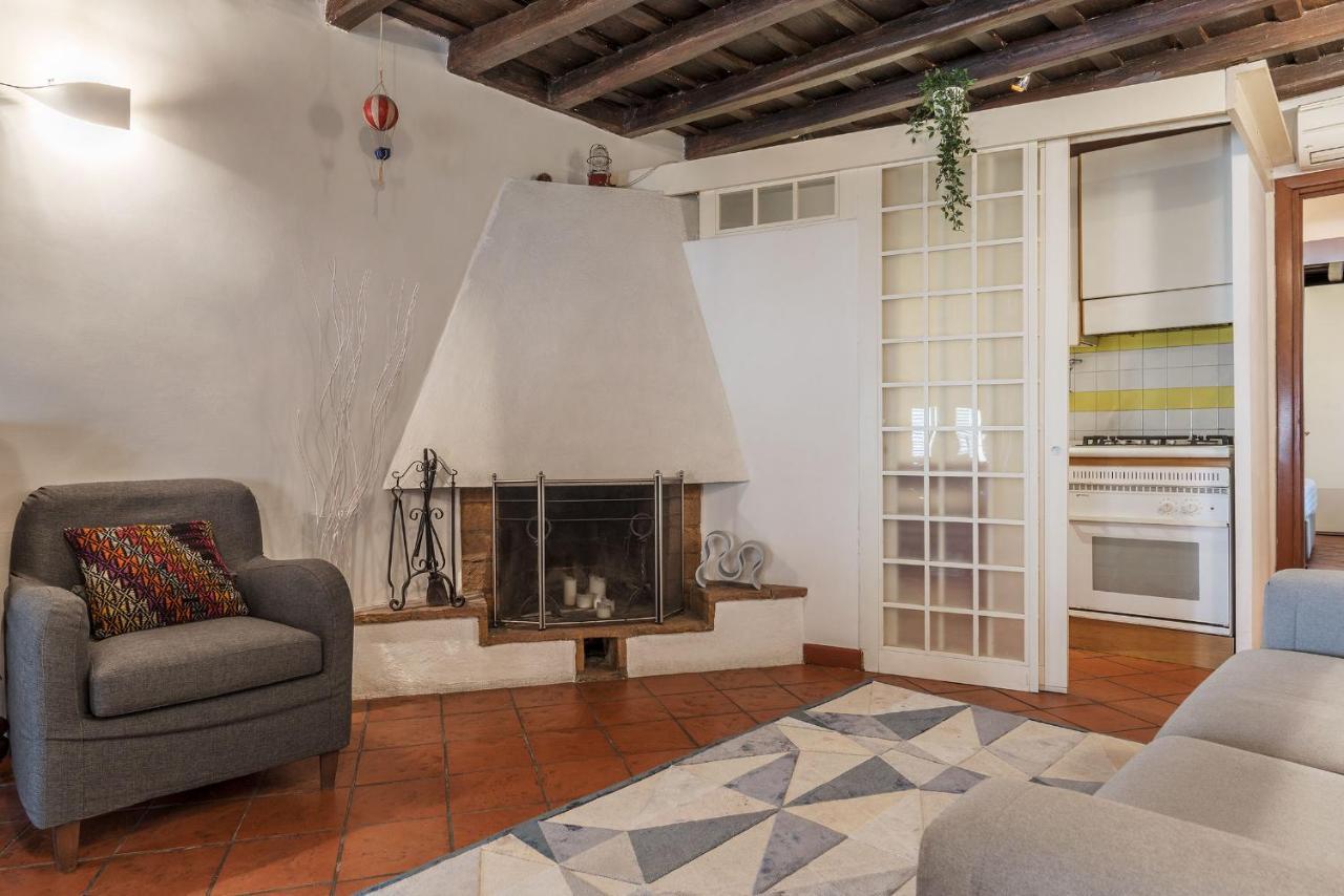Stylish Flat Domus Aurea *