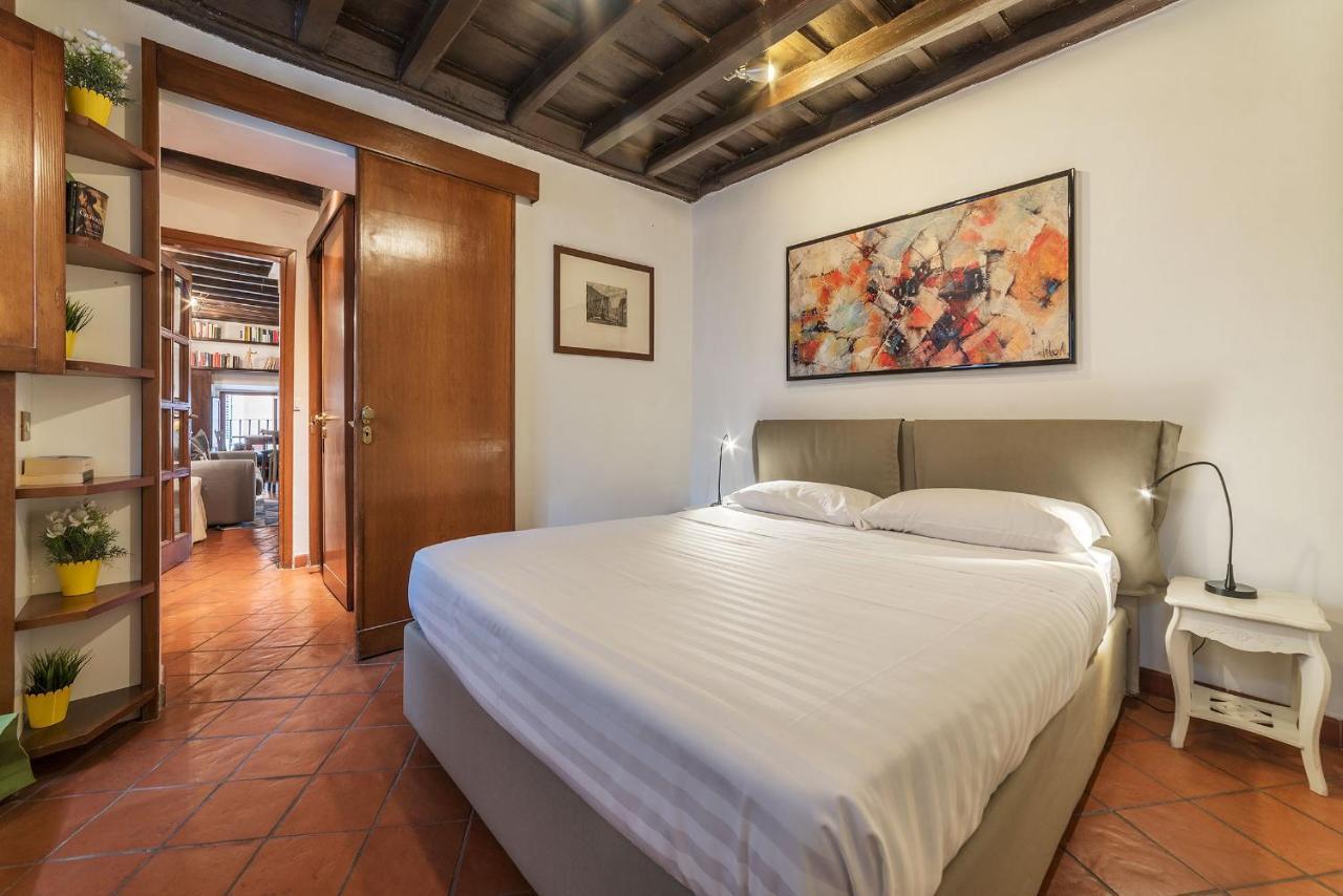 Stylish Flat Domus Aurea *