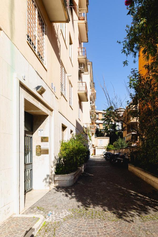 Domus Vaticana Apartment *