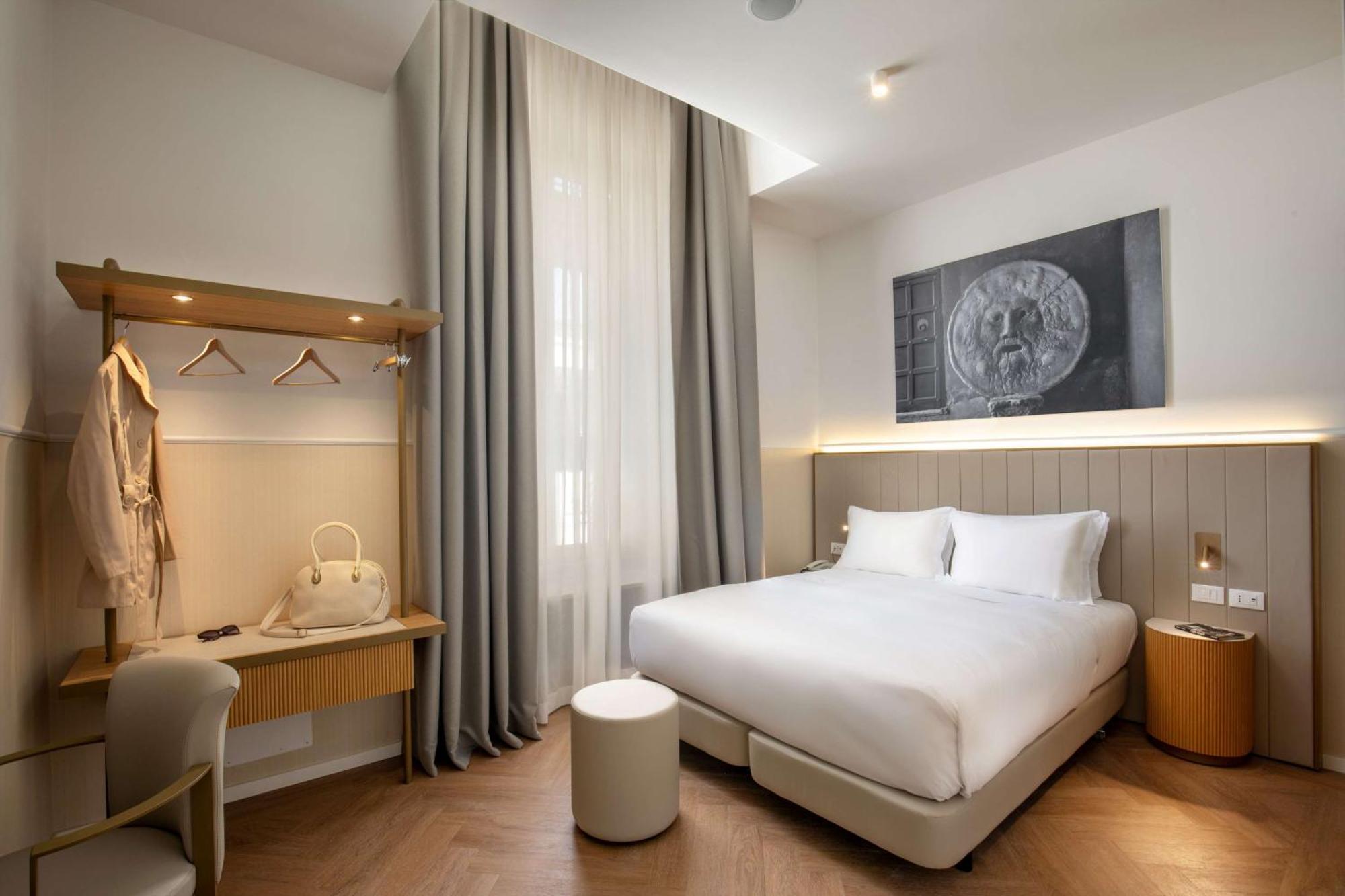 Cosmopolita Rome, Tapestry Collection By Hilton