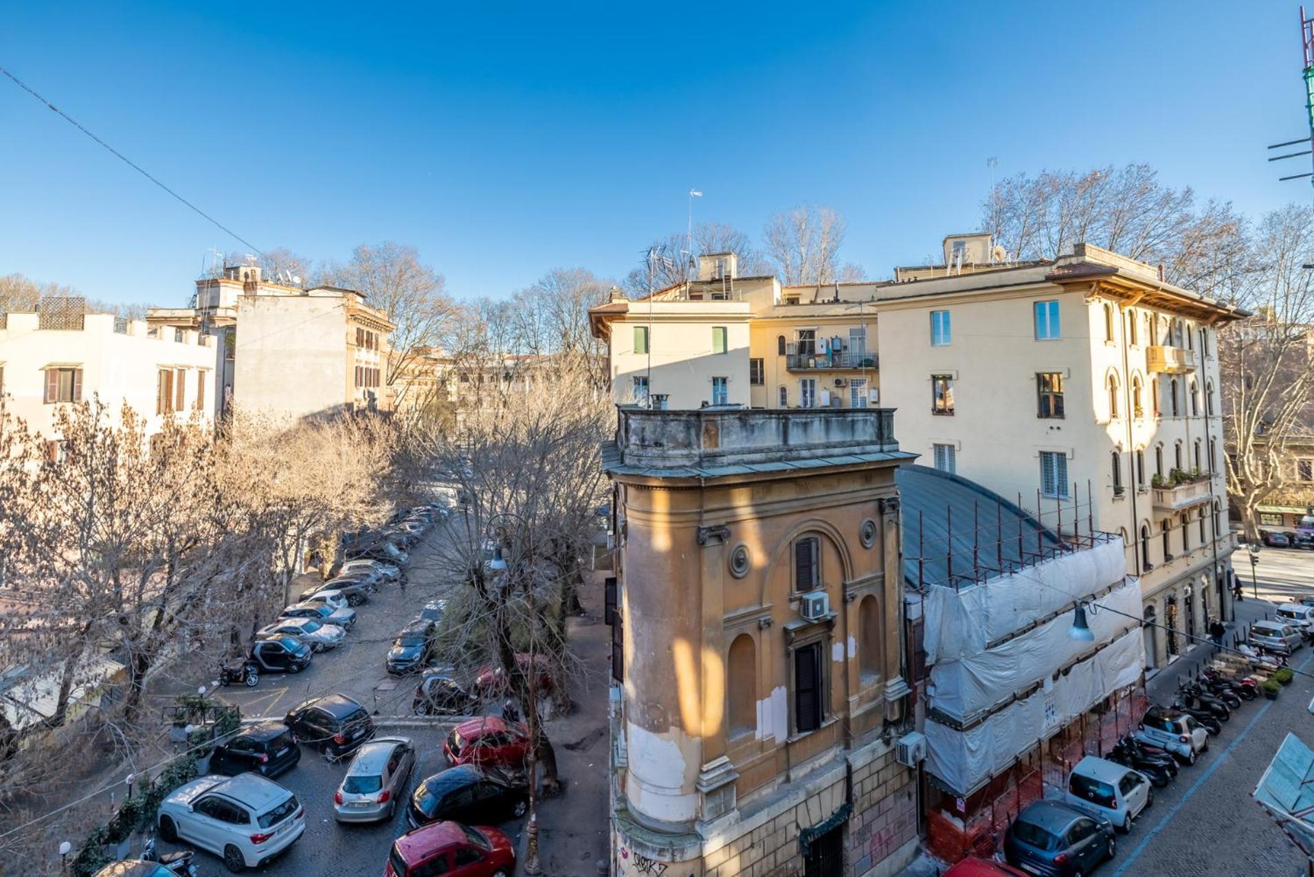 New Trastevere Home: Big, Elegant, Comfy Roma