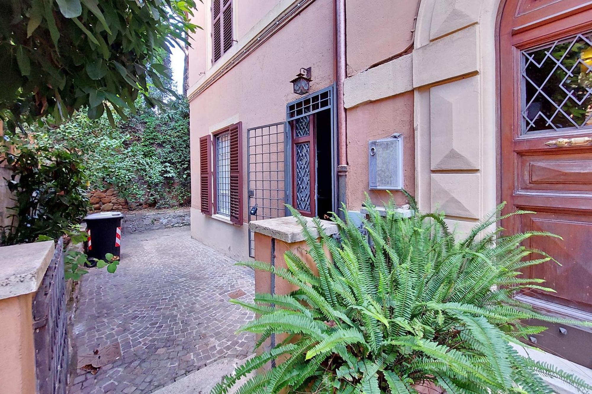 A Casa, Aventino Rome