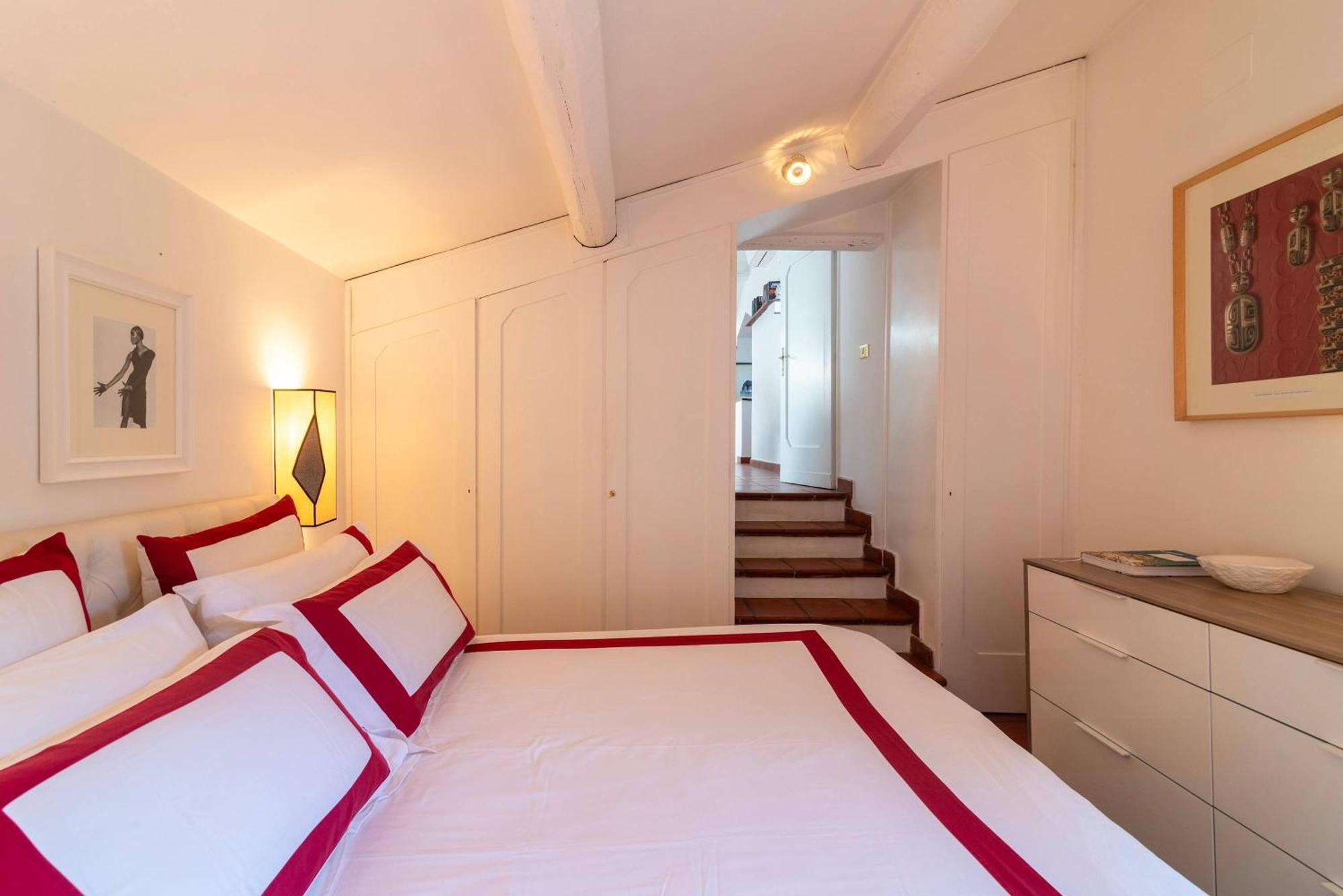 Campo De' Fiori Enchanting Attic Apartment