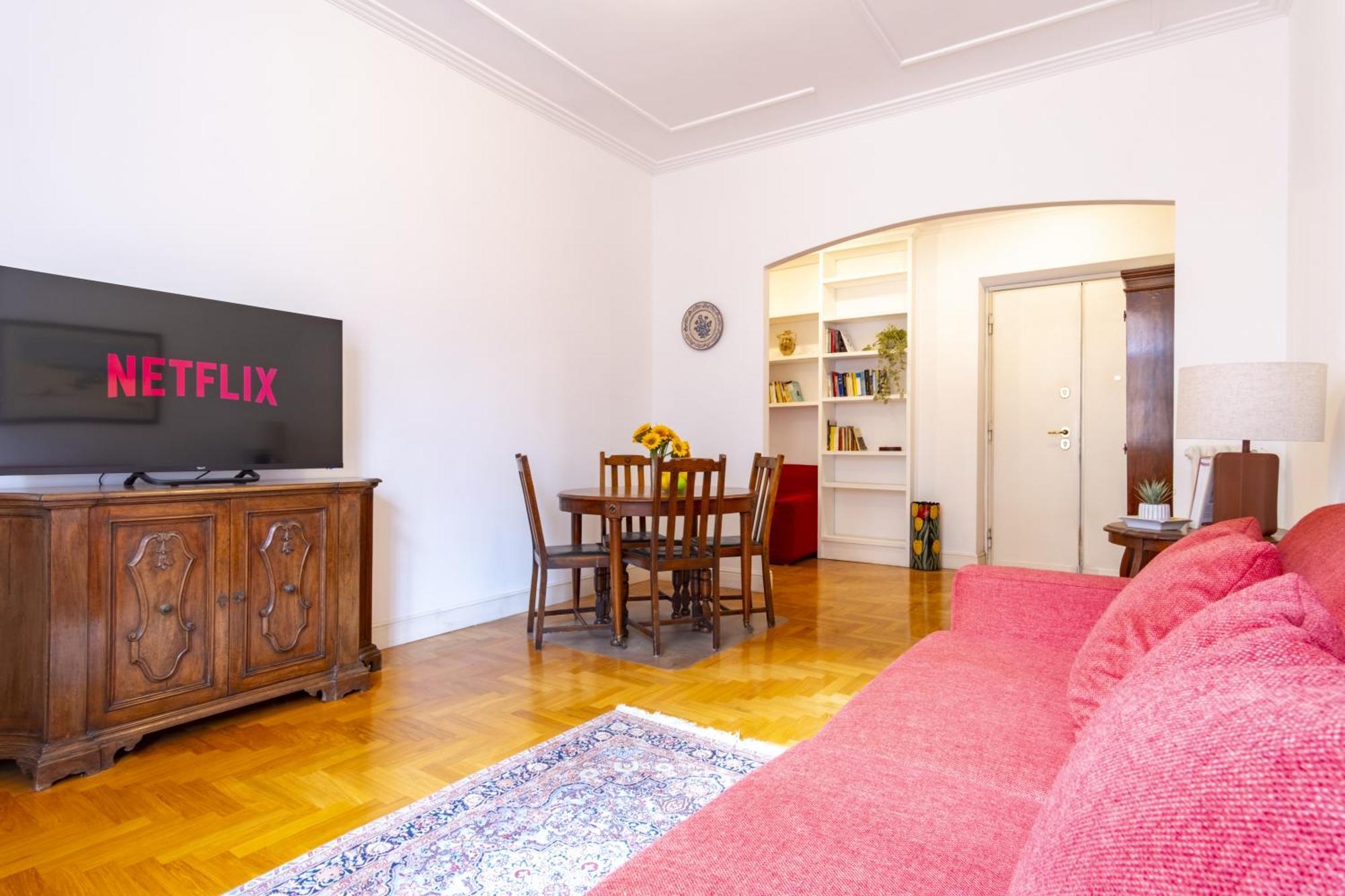 Elegantis Solinda - Easily Get To The Historic Center, Metro, Tram And Bus Are Nearby Appartement