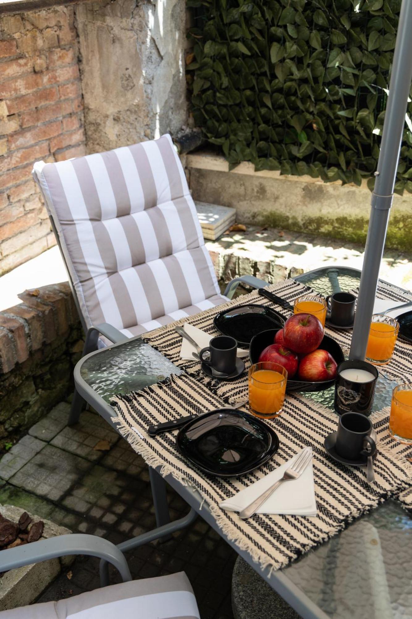 Isabella Stylish With Garden Apartment