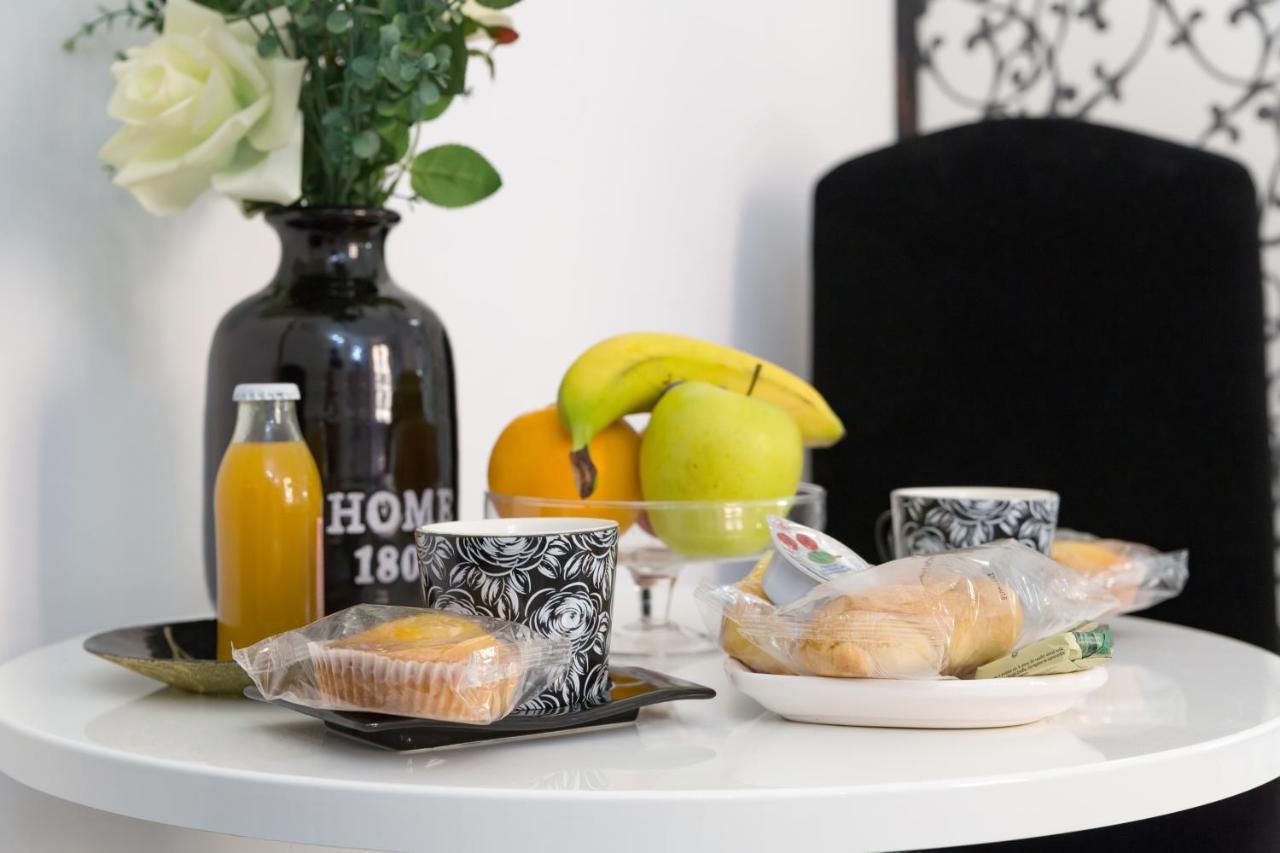 La Finestra Di Fronte Bed & Breakfast *