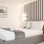 Unforgettable Split Level Jacuzzi Suite Navona