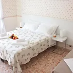 Apartment At Colosseo With Terrace Overlooking The Garden By Lyon