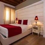 Town House Spagna- Luxury Rooms With Jacuzzi Bath