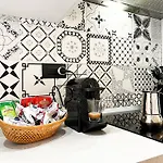 Unique House - 3 Bedrooms & 2 Bathrooms With 4 Beds - 100 Meters To The Metro A