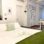 Unique House - 3 Bedrooms & 2 Bathrooms With 4 Beds - 100 Meters To The Metro A