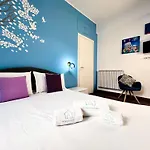 Unique House - 3 Bedrooms & 2 Bathrooms With 4 Beds - 100 Meters To The Metro A