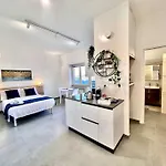 White Mary House For Two People