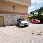 {Free Parking} Wi-Fi - Netflix & A/C