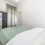 Stylish And Close To Metro