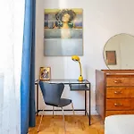 Elegantis Des Artistes Apartment