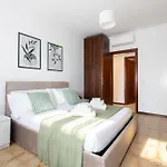 Alle 3G - 10Min To Center, A-C, 2 Baths, Terrace