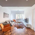Skylife Modern 4-Bedroom Trastevere Apartment