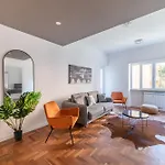 Skylife Modern 4-Bedroom Trastevere Apartment