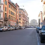 All\'Ombra Dei Musei Vaticani