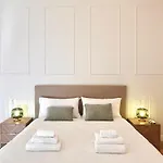 Elegant Apartment With Balcony Near The Center