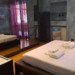 Dilly\'S Terrace Apartment