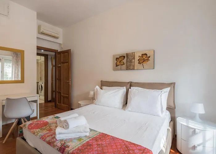 Bright Apt 2 Bedroom And Balcony