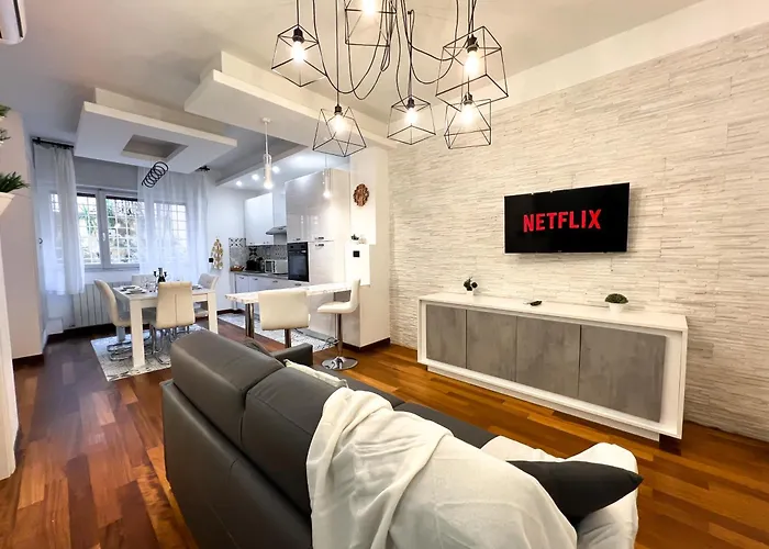 Unique House - 3 Bedrooms & 2 Bathrooms With 4 Beds - 100 Meters To The Metro A