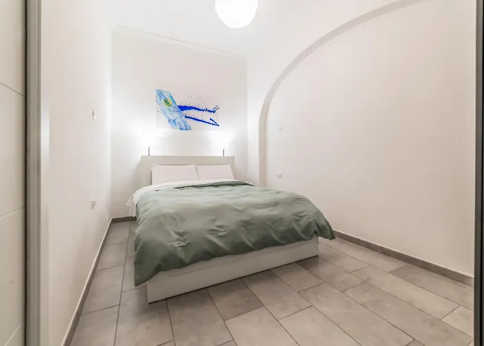 Stylish And Close To Metro
